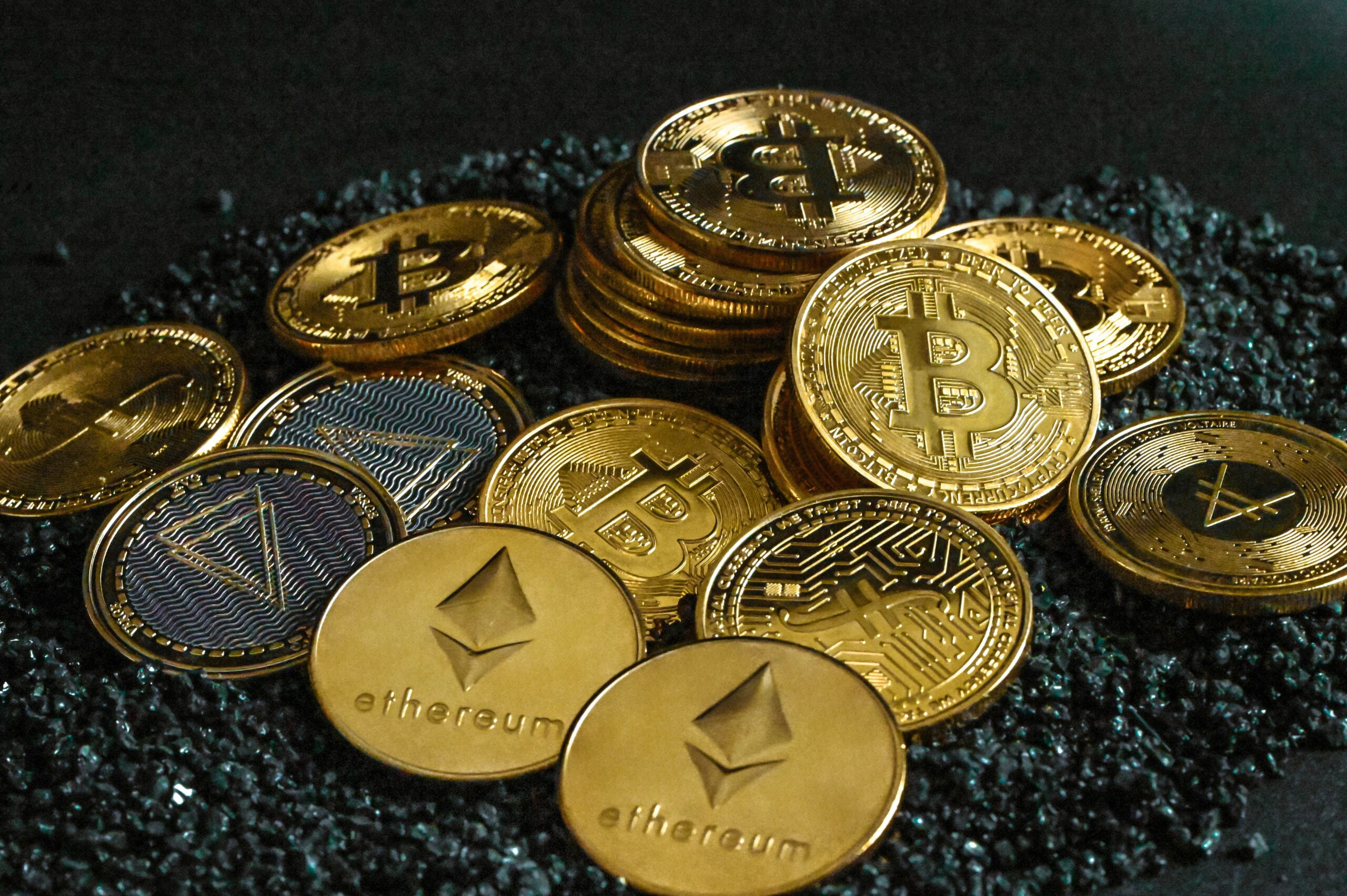 differentes-pieces-de-cryptomonnaie